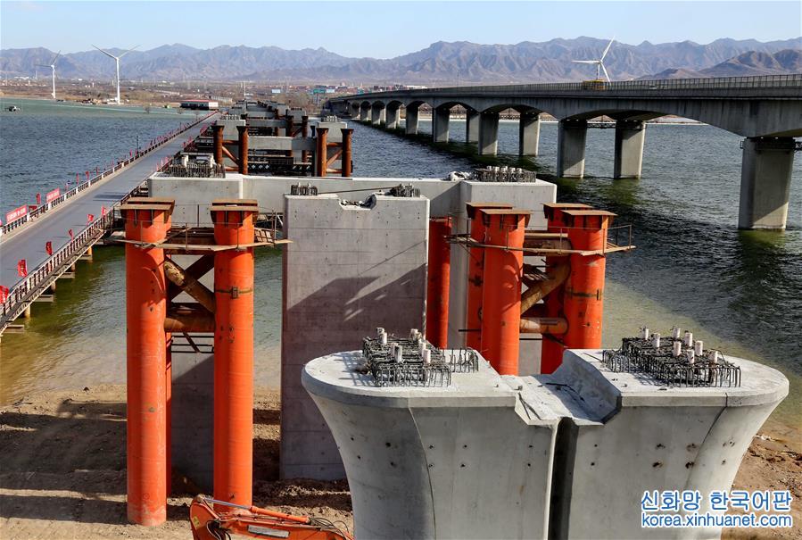 （经济）（2）新建京张铁路官厅水库特大桥加紧建设