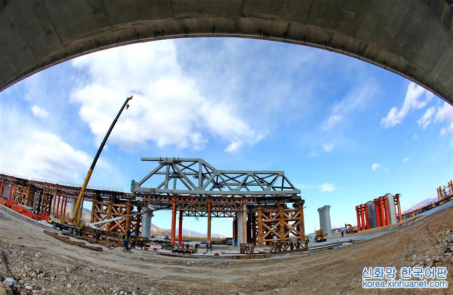 （经济）（4）新建京张铁路官厅水库特大桥加紧建设
