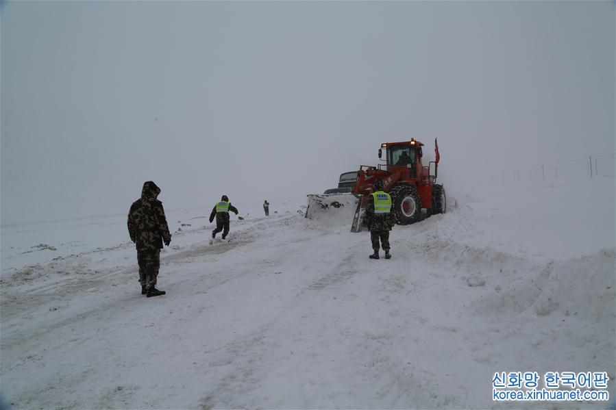 （社会）（2）西藏武警交通部队暴风雪中抢通道路