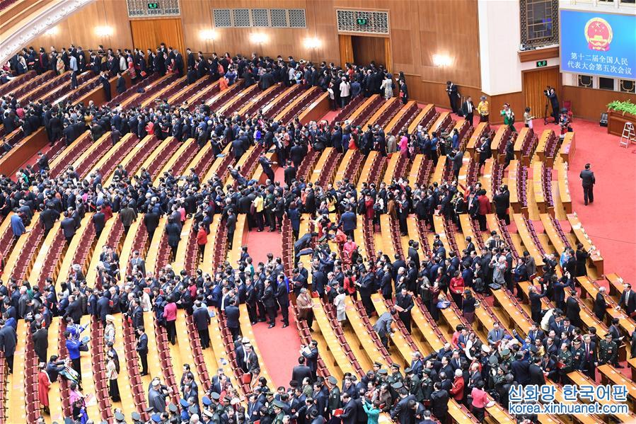 （两会·人大闭幕）（18）十二届全国人大五次会议在北京闭幕