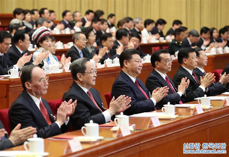 （两会·人大闭幕·XHDW）十二届全国人大五次会议在京闭幕