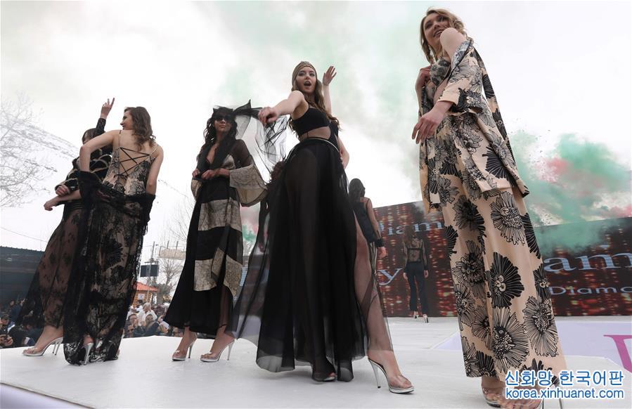 [2]（外代二线）黎巴嫩举办女性内衣时装秀