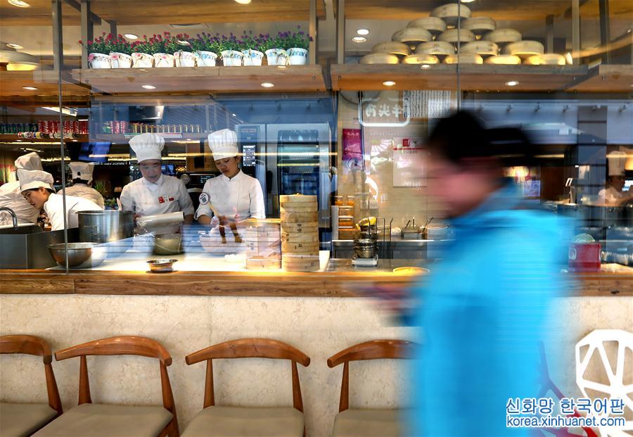（社会）（1）上海实施“明厨亮灶” 消费者可以看后厨