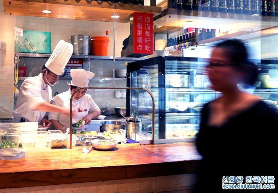 （社会）（2）上海实施“明厨亮灶” 消费者可以看后厨