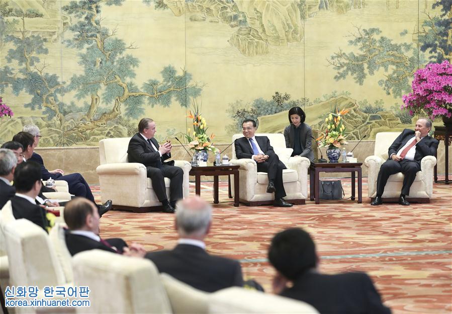 （时政）李克强会见出席中国发展高层论坛2017年年会的境外代表并座谈