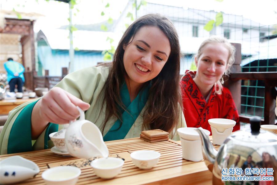 #（社会）（3）浙江宁波：外国留学生采茶品茶感受茶文化