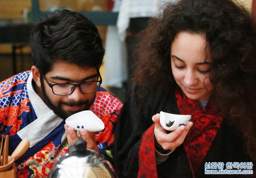 #（社会）（4）浙江宁波：外国留学生采茶品茶感受茶文化