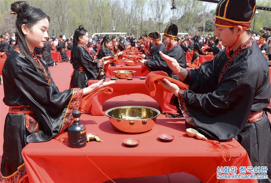#（社会）（3）安徽合肥：36对新人举行汉式集体婚礼
