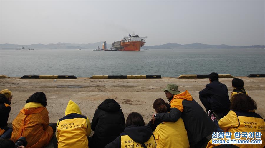 （国际）（1）韩国“世越”号沉船抵达木浦新港