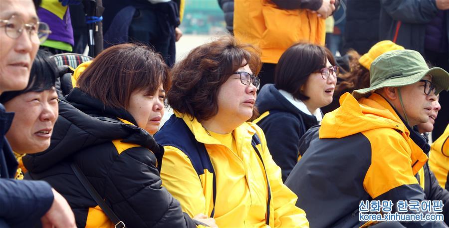 （国际）（6）韩国“世越”号沉船抵达木浦新港