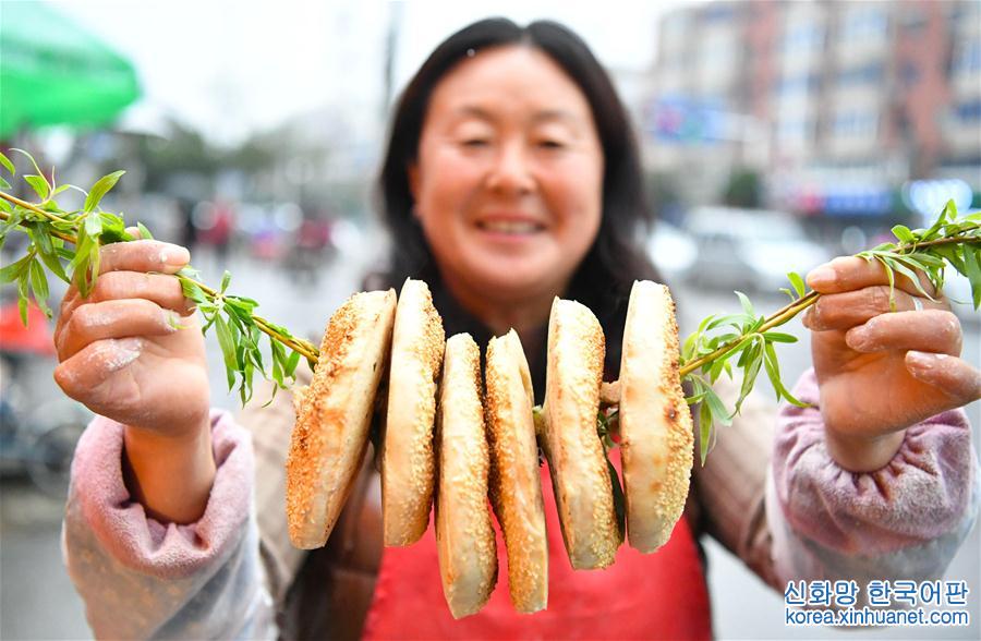 #（社会）（1）安徽亳州：清明节“柳条串烧饼”热卖