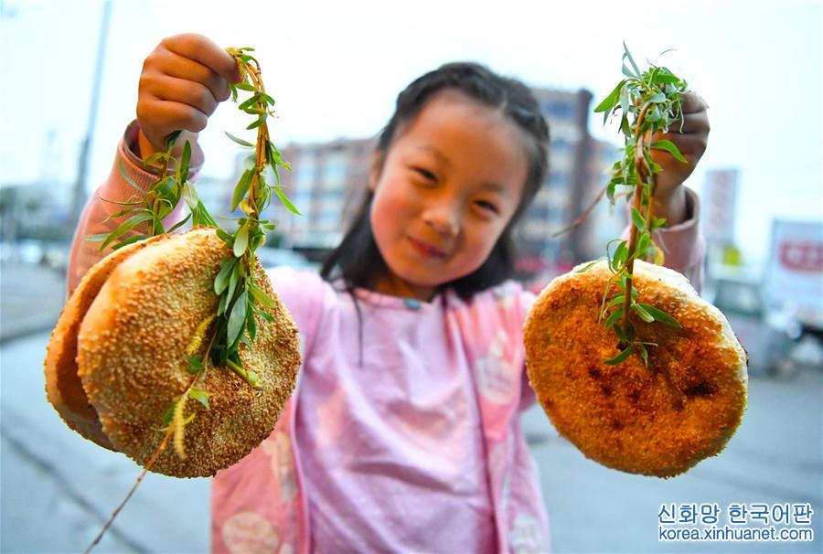 #（社会）（2）安徽亳州：清明节“柳条串烧饼”热卖