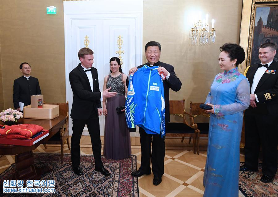 （XHDW）（1）习近平同芬兰总统尼尼斯托共同会见中芬冰雪运动员代表