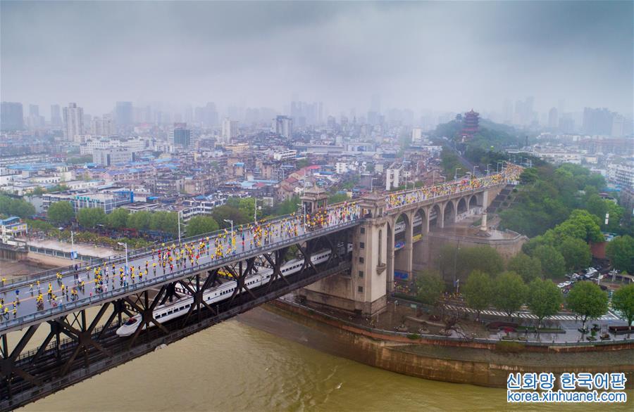 #（社会）（2）长江大桥上的马拉松