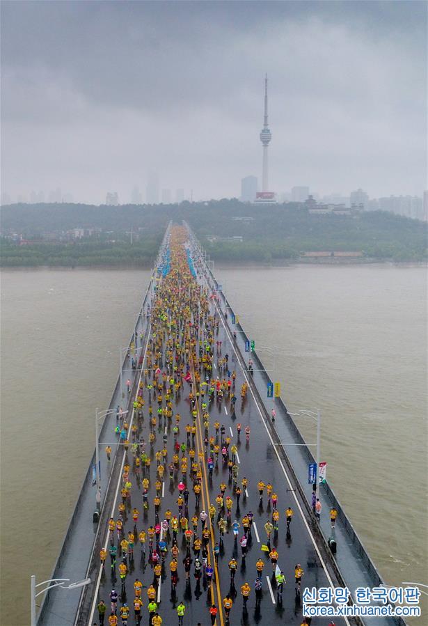 #（社会）（3）长江大桥上的马拉松