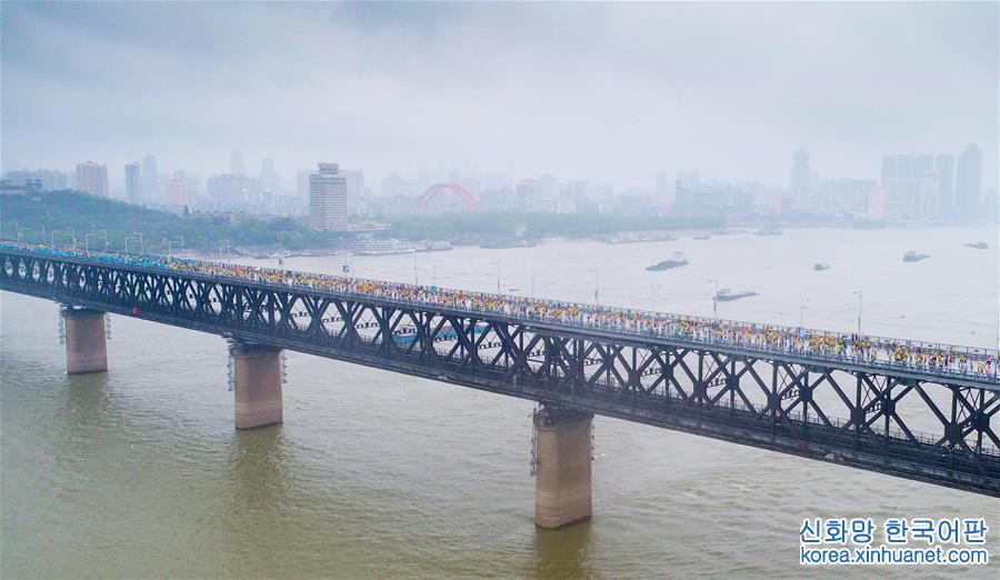 #（社会）（6）长江大桥上的马拉松