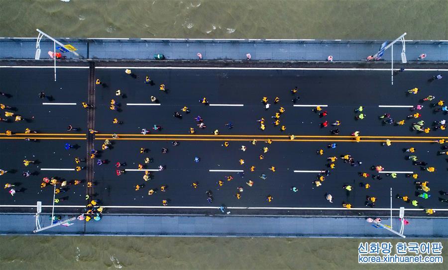 #（社会）（7）长江大桥上的马拉松