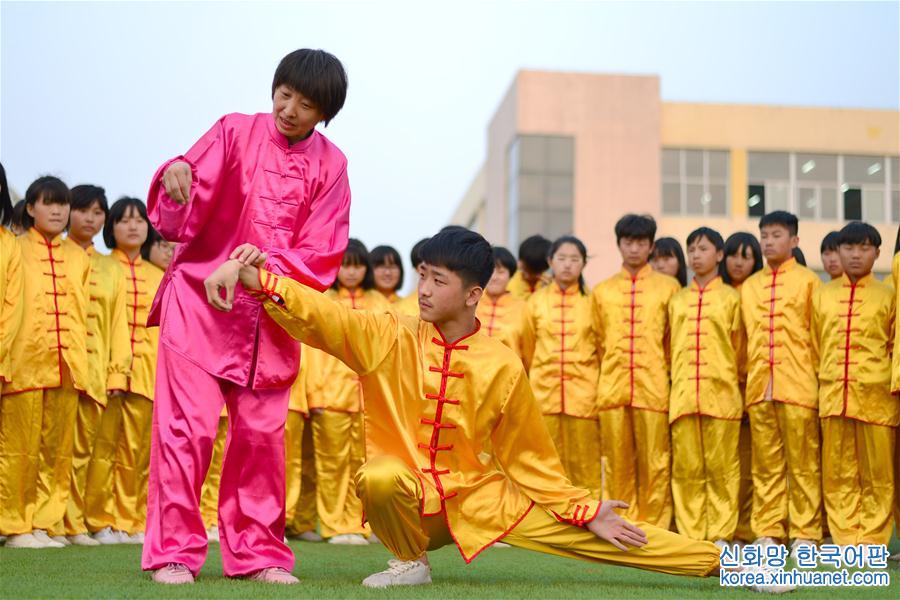 #（社会）（4）河北广宗：千名学生练习太极拳