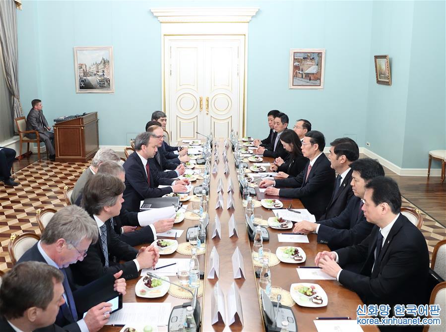 （XHDW）（2）张高丽与俄罗斯副总理德沃尔科维奇举行中俄能源合作委员会双方主席会晤