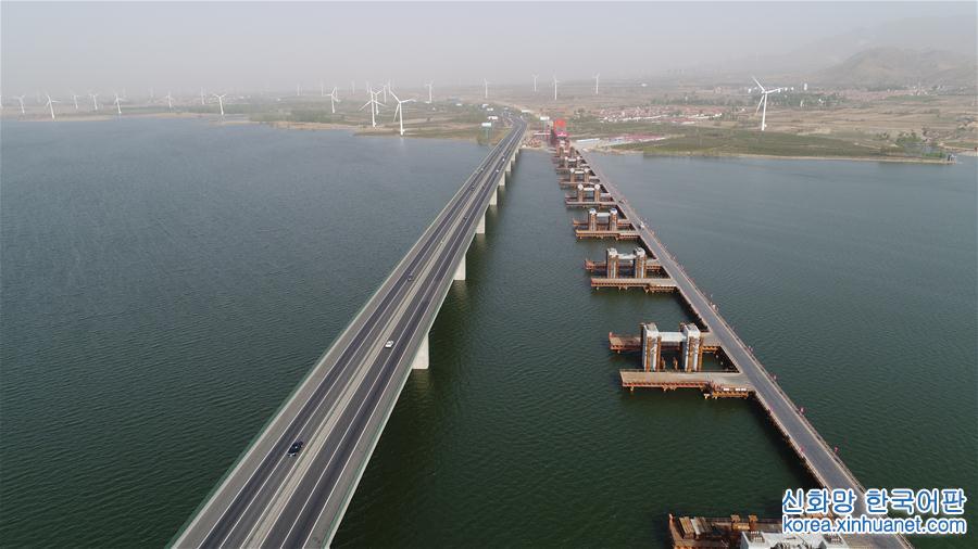 （社会）（1）京张高铁官厅水库特大桥进行第一孔钢梁顶推施工