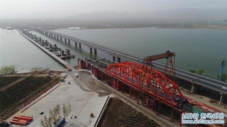 （社会）（2）京张高铁官厅水库特大桥进行第一孔钢梁顶推施工