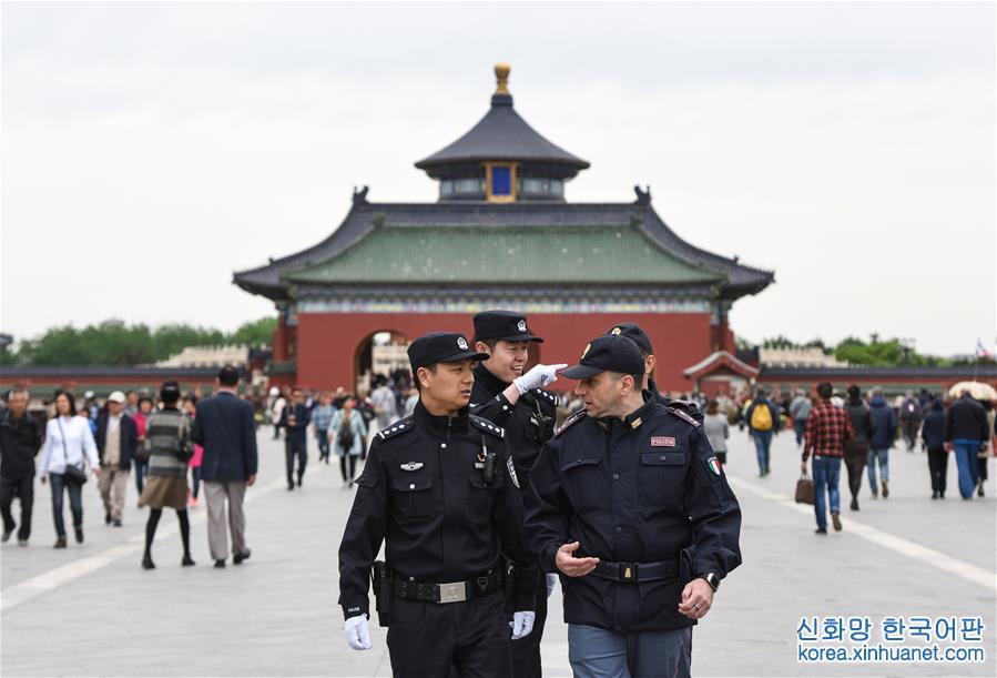 （社会）（1）中意在北京天坛进行警务联合巡逻