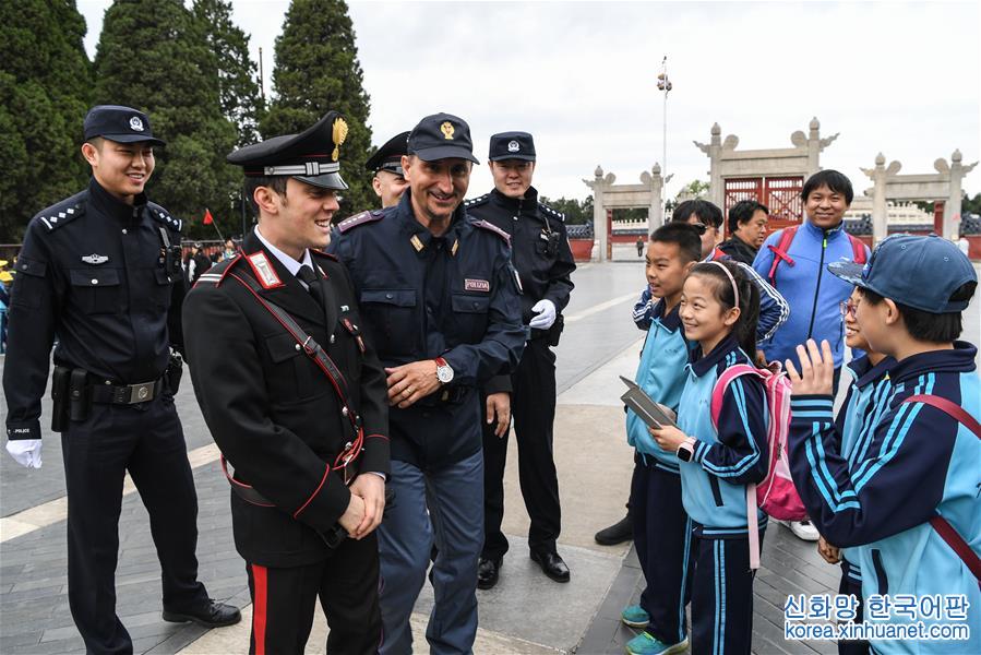 （社会）（7）中意在北京天坛进行警务联合巡逻