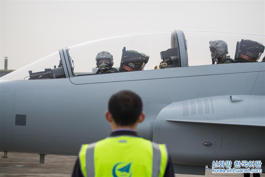 （图文互动·军事）（1）中国航空工业枭龙双座战斗教练机01架在成都首飞