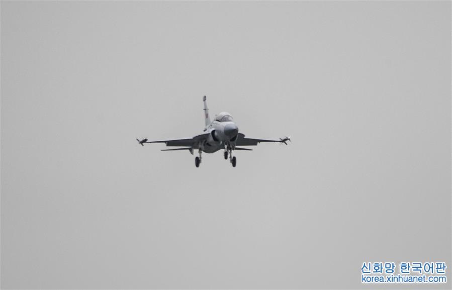（图文互动·军事）（3）中国航空工业枭龙双座战斗教练机01架在成都首飞