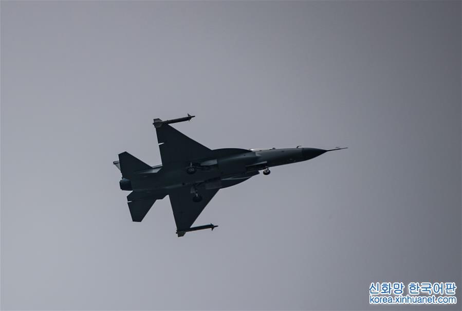 （图文互动·军事）（4）中国航空工业枭龙双座战斗教练机01架在成都首飞