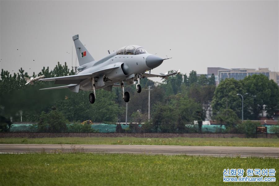 （图文互动·军事）（5）中国航空工业枭龙双座战斗教练机01架在成都首飞