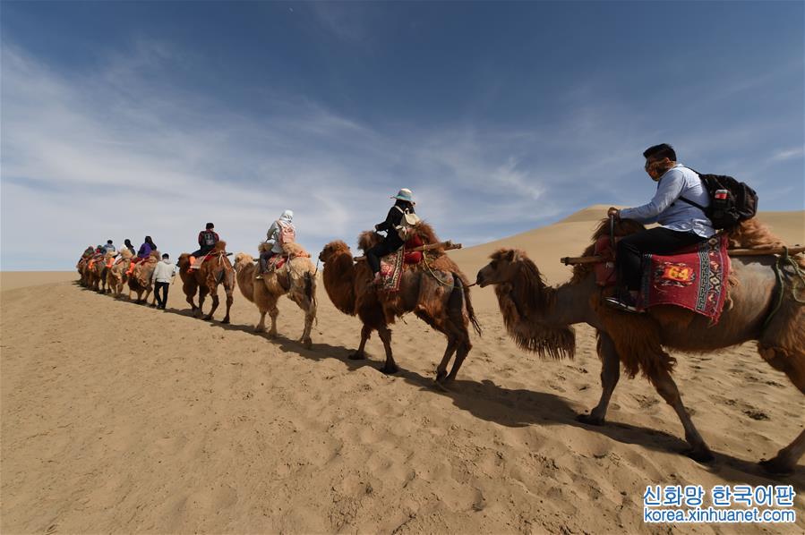 （一帶一路·好風光）（6）敦煌鳴沙山上體驗大漠駝隊
