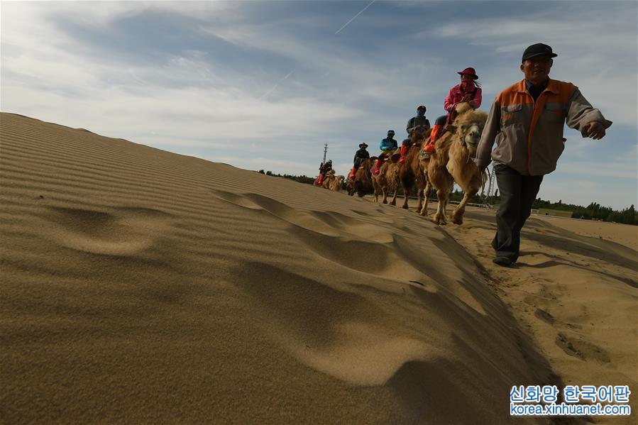 （一帶一路·好風光）（8）敦煌鳴沙山上體驗大漠駝隊