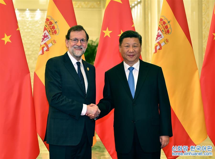 （一带一路·高峰论坛）习近平会见西班牙首相拉霍伊