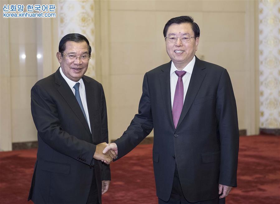 （一带一路·高峰论坛）张德江会见柬埔寨首相洪森
