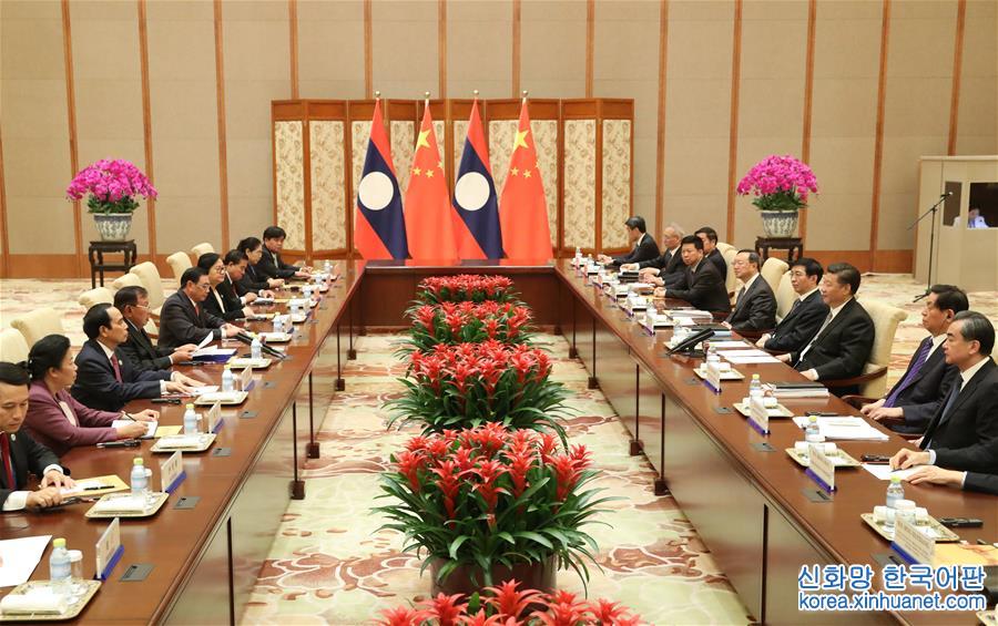 （XHDW）习近平同老挝人民革命党中央总书记、国家主席本扬举行会谈