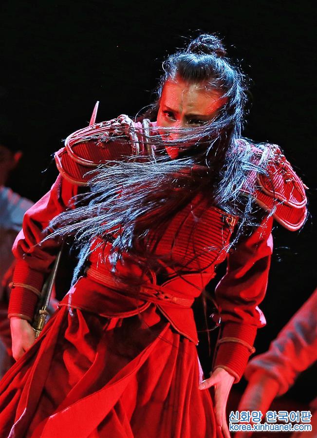 （新华网）（1）大型原创民族舞剧《花木兰》在国家大剧院首演