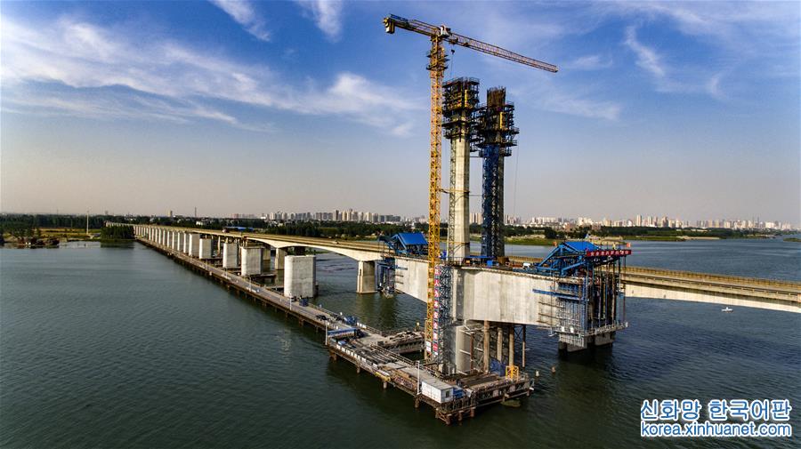 （经济）（6）蒙华铁路汉江特大桥建设进展顺利