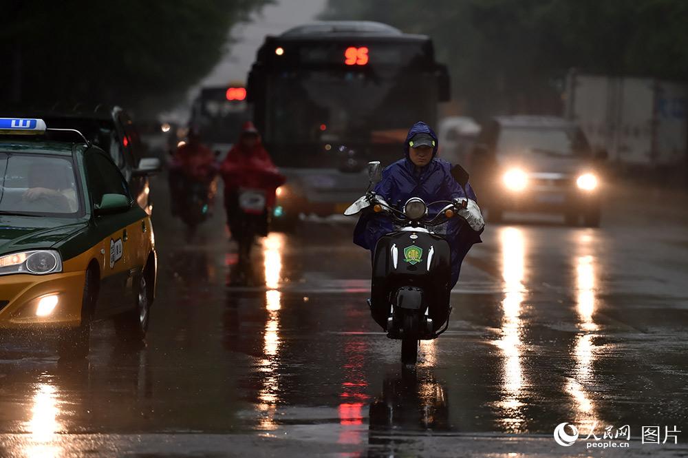 北京迎来明显降雨 白昼如夜【4】