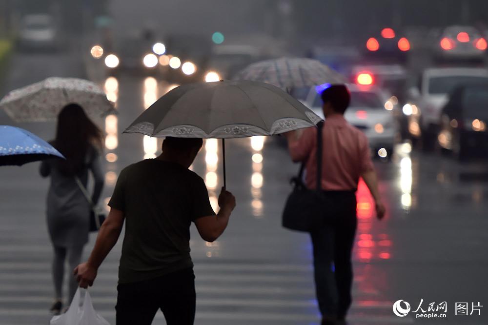 北京迎来明显降雨 白昼如夜【7】