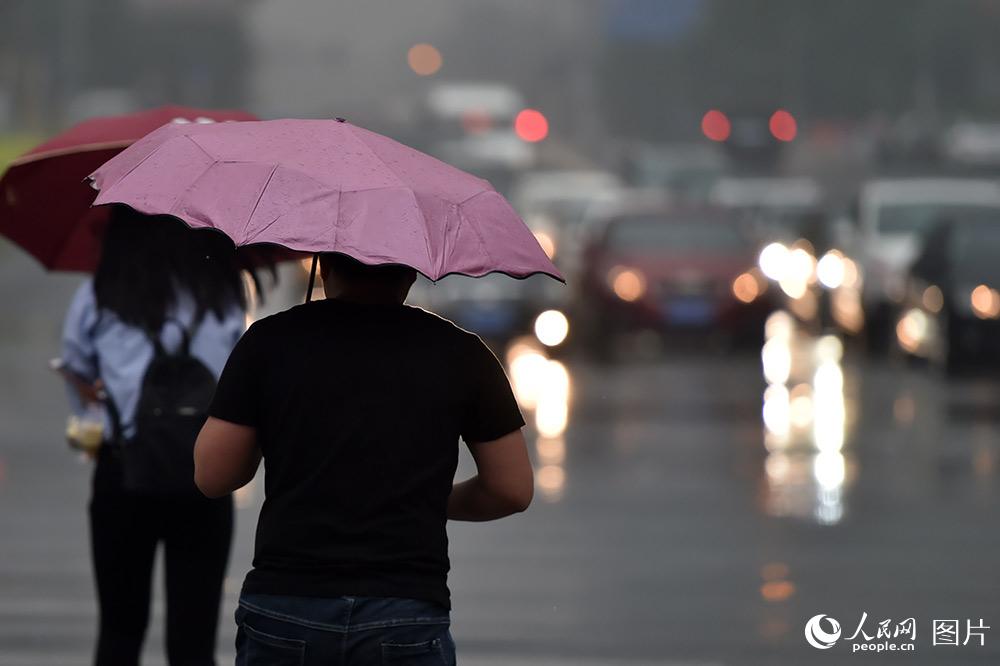 北京迎来明显降雨 白昼如夜【8】