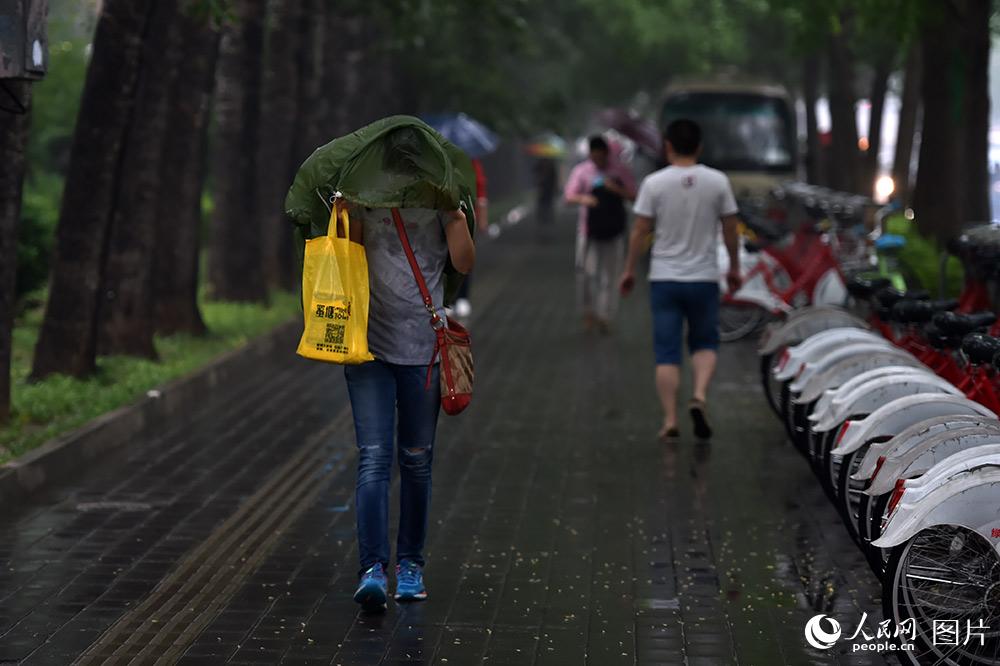 北京迎来明显降雨 白昼如夜【9】