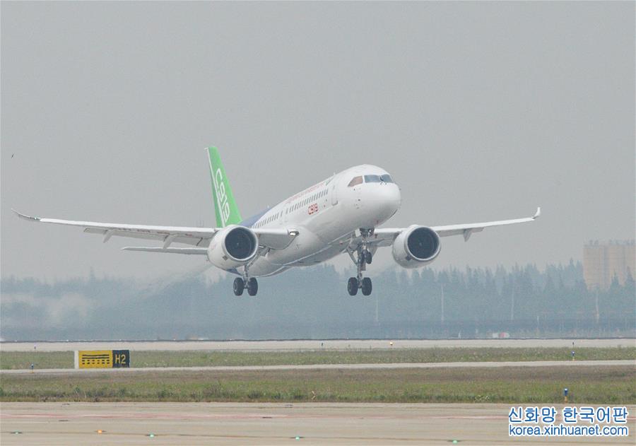 （新華視點·圖片版）（1）中國首款國際主流水準的幹線客機C919首飛