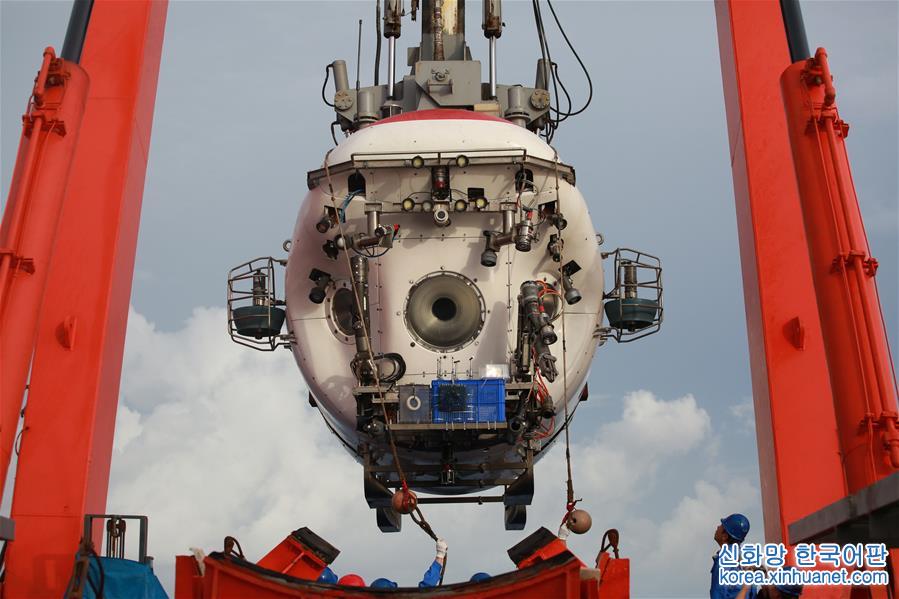 （“蛟龙”潜深渊·图文互动）（3）4811米：新华社记者搭乘“蛟龙”号完成在世界最深处下潜