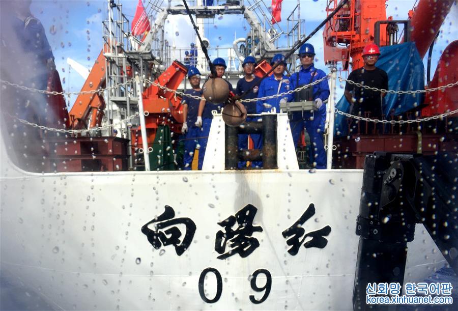 （“蛟龙”潜深渊·图文互动）（4）4811米：新华社记者搭乘“蛟龙”号完成在世界最深处下潜