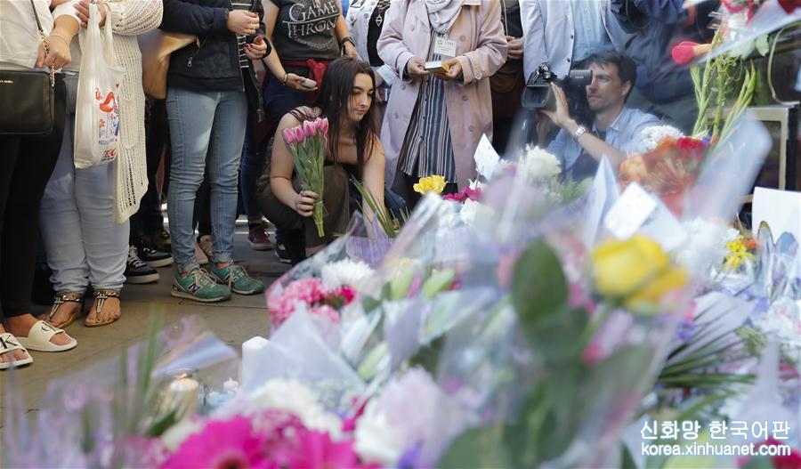 （國際）（1）曼徹斯特集會悼念恐襲遇難者