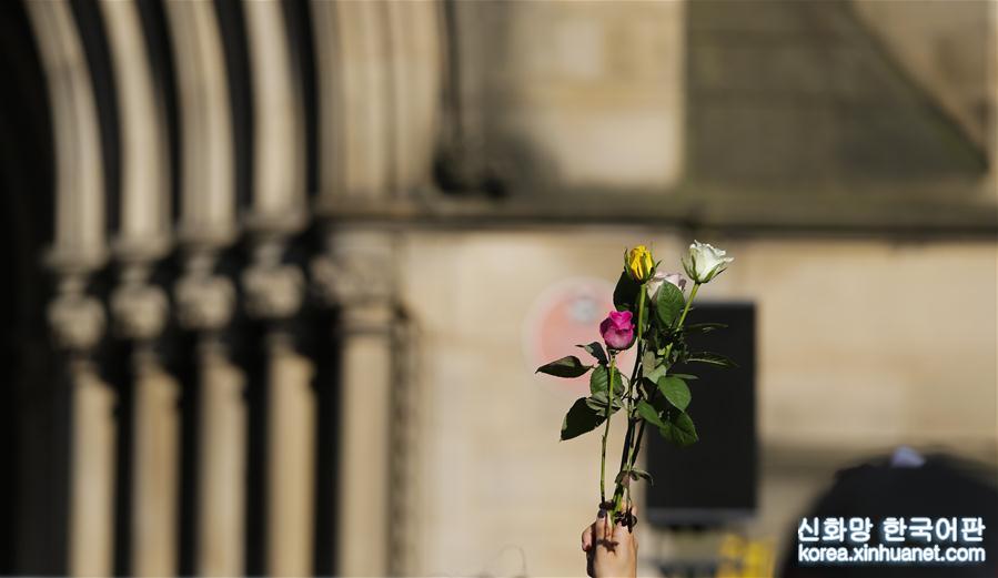 （国际）（3）曼彻斯特集会悼念恐袭遇难者