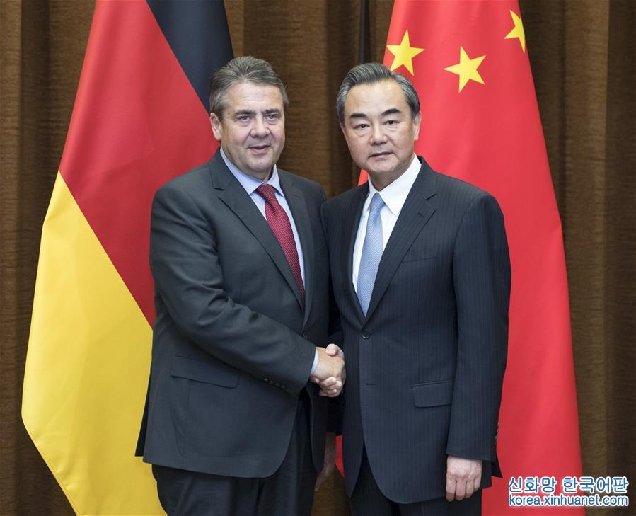 （XHDW）王毅同德国副总理兼外长加布里尔举行会谈