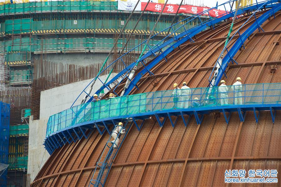 （经济）（5）“华龙一号”全球首堆示范工程成功完成穹顶吊装