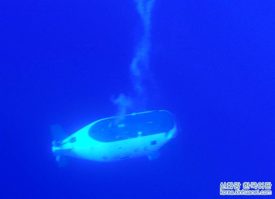 （在世界最深處下潛·圖文互動）（2）“蛟龍”號進行今年馬利亞納海溝最後一潛 